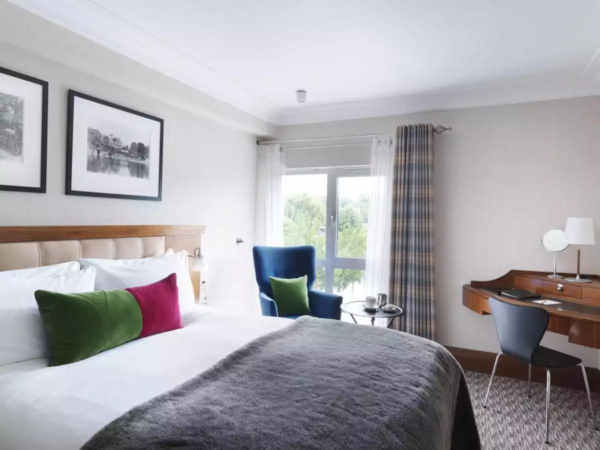 Riverside double bedroom at The Runnymede on Thames
