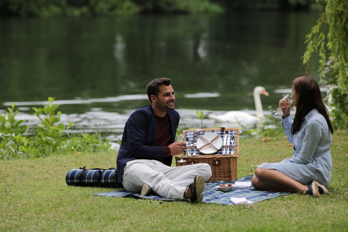 A picnic by the Thames